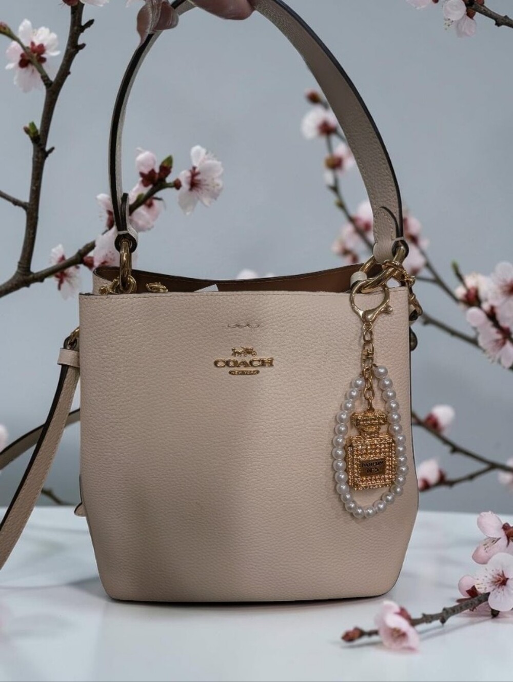 NWOT Coach Cream Pebbled Leather Bucket Bag with Gold Hardware